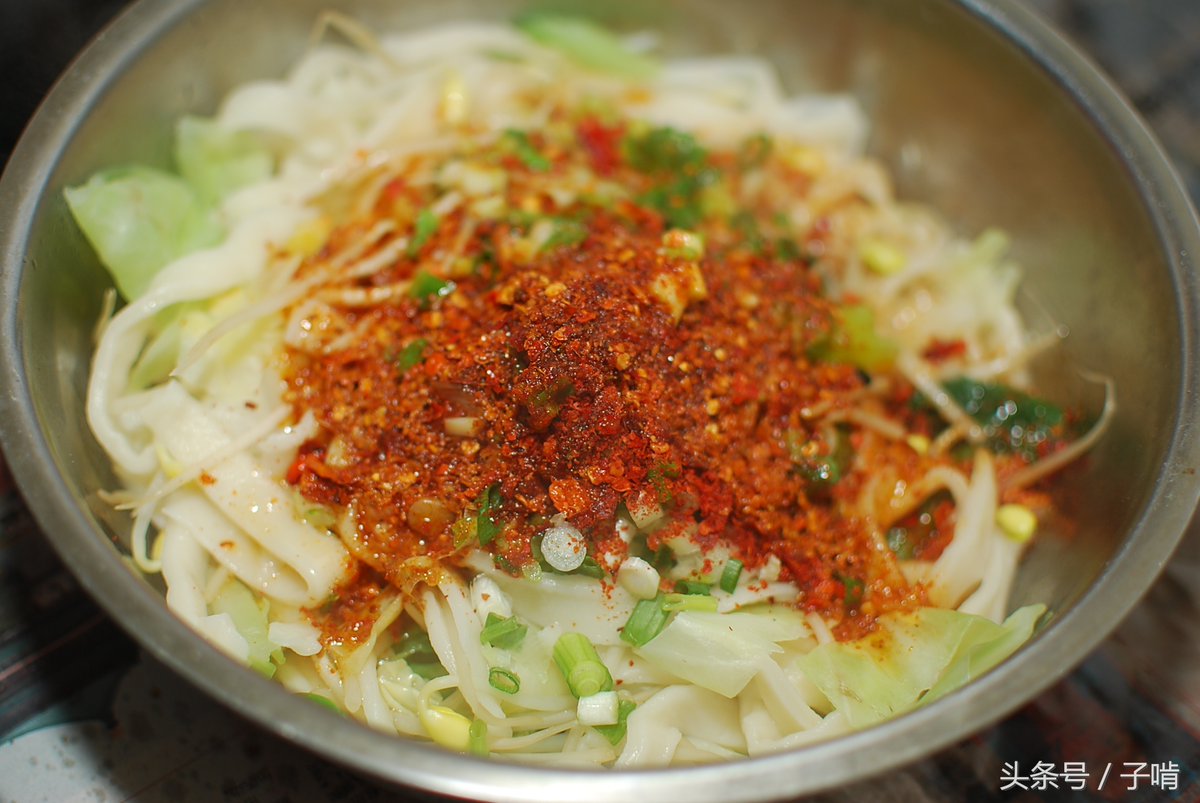 esmerirem's tweet photo. Craving warm hand-pulled noodles with spicy chili oil at the night market! Chewy, flavorful, and 100% street food vibe ， https://t.co/5IL3T7Z6XW