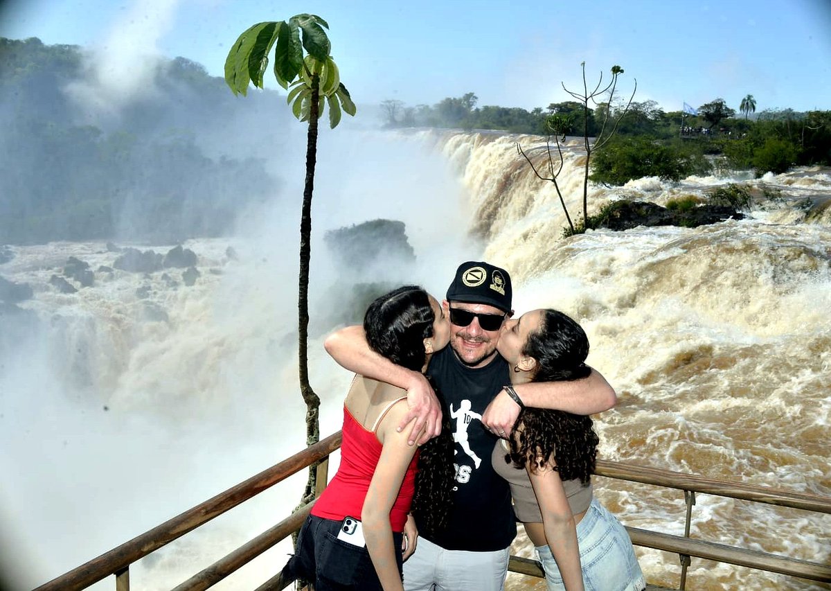 WalterRotundo's tweet photo. Las Cataratas de Iguazú son un Museo del lado de Argentina, un Parque de Diversiones del lado de Brasil y el mayor exponente con el poder de la naturaleza al que te podés enfrentar, en la excursión del gomón.
Gracias, entonces... https://t.co/ic18FfgiAq