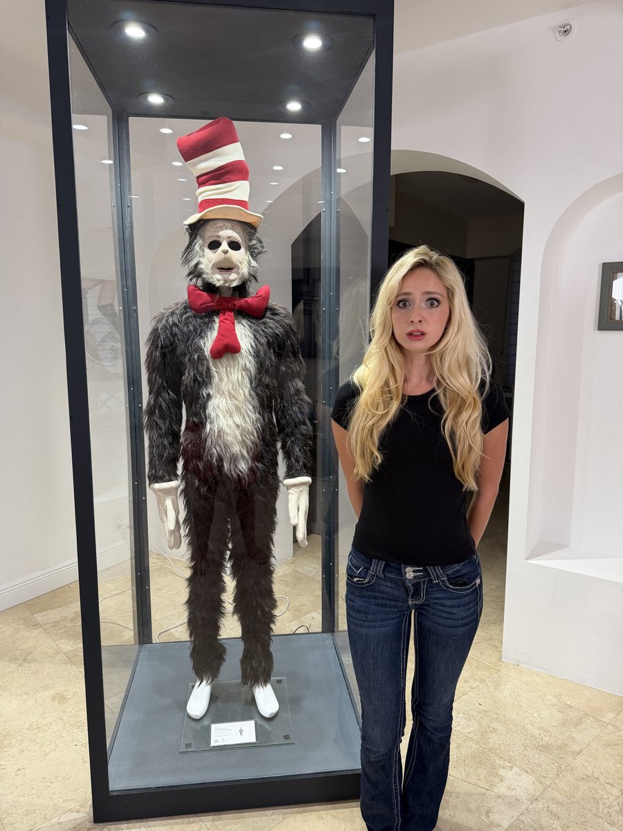 Wellman_01's tweet photo. Omg , Natalie Reynolds bought the official screen-used Cat in the Hat costume for $25,000 🤯 https://t.co/lHF2bSCO8F