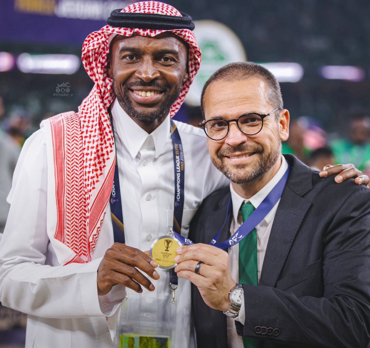 farisofficial3's tweet photo. إدارة الأهلي تتصرف بأغرب طريقة بعز الاحتقان الجماهيري 

الى متى معاكسة الجمهور ومعاندتهم؟
الا مصرّين تخلون المشجعين يغيّرون صورة الفريق
وكل اسم يتم تداوله يدخلون حساباته ويهاجموه؟

انتم اللي أجبرتوهم على هذا التصرف
خيارات قيمتهم السوقية بين 1-3 مليون
وتتوقع منهم ردة فعل طبيعية

اي اداري رياضي حكيم " وعنده مسؤولية "

حتى لو ما بيجيب اسم يرغب فيه الجمهور
على الأقل بيجيب لاعب ما بيحتار فيه المشجع
ويحتاج يبحث من ٣٠ مصدر عن امكانياته