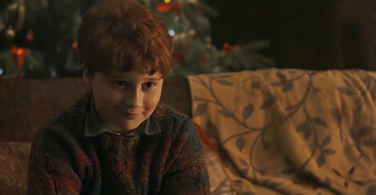 thiegonovais's tweet photo. Rony com os olhos marejados na série Harry Potter da HBO. Muito provavelmente vendo o Harry abrindo os presentes na manhã de Natal. Alastair vai fazer o Rony ser muito, mas muito amado, já consigo sentir. https://t.co/5vW9OJczgE
