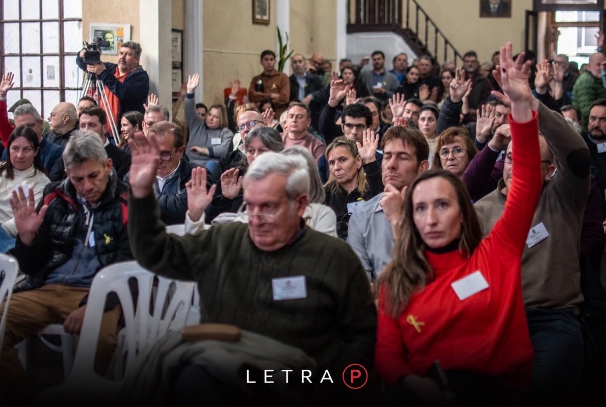 Letra_P's tweet photo. 🔴 La Convención de la UCR de La Pampa aprobó iniciar conversaciones para sumarse a un frente con partidos opositores al peronismo,  incluyendo a La Libertad Avanza

🤚62 convencionales votaron a favor del arreglo extendido y 11 lo hicieron en contra https://t.co/klYeB84LwH