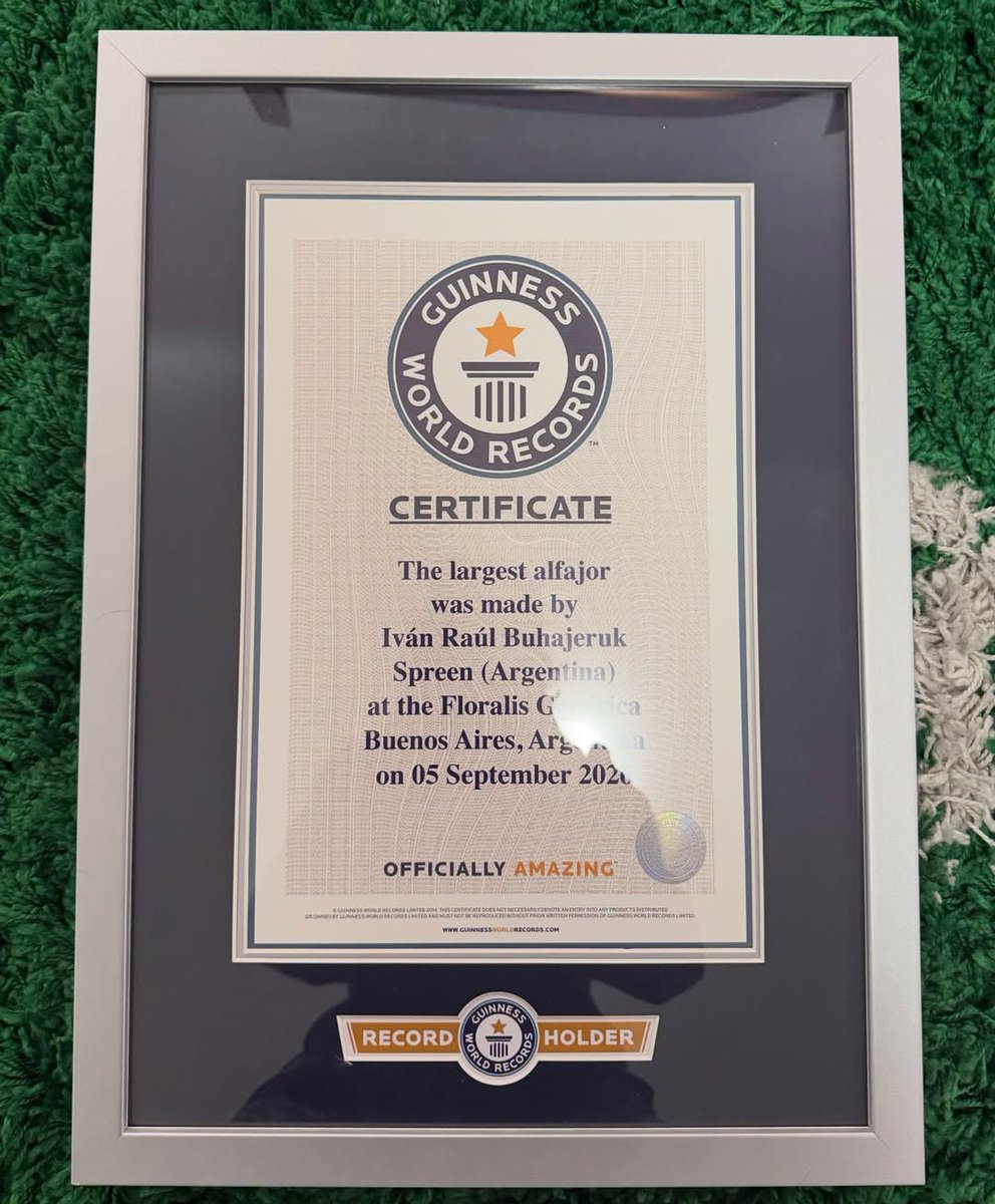 n0nsttop's tweet photo. "the largest alfajor was made by Iván Raúl Buhajeruk Spreen" NONONO, TENÉS Q CERRAR EL ESTADIO https://t.co/684YuOii4U