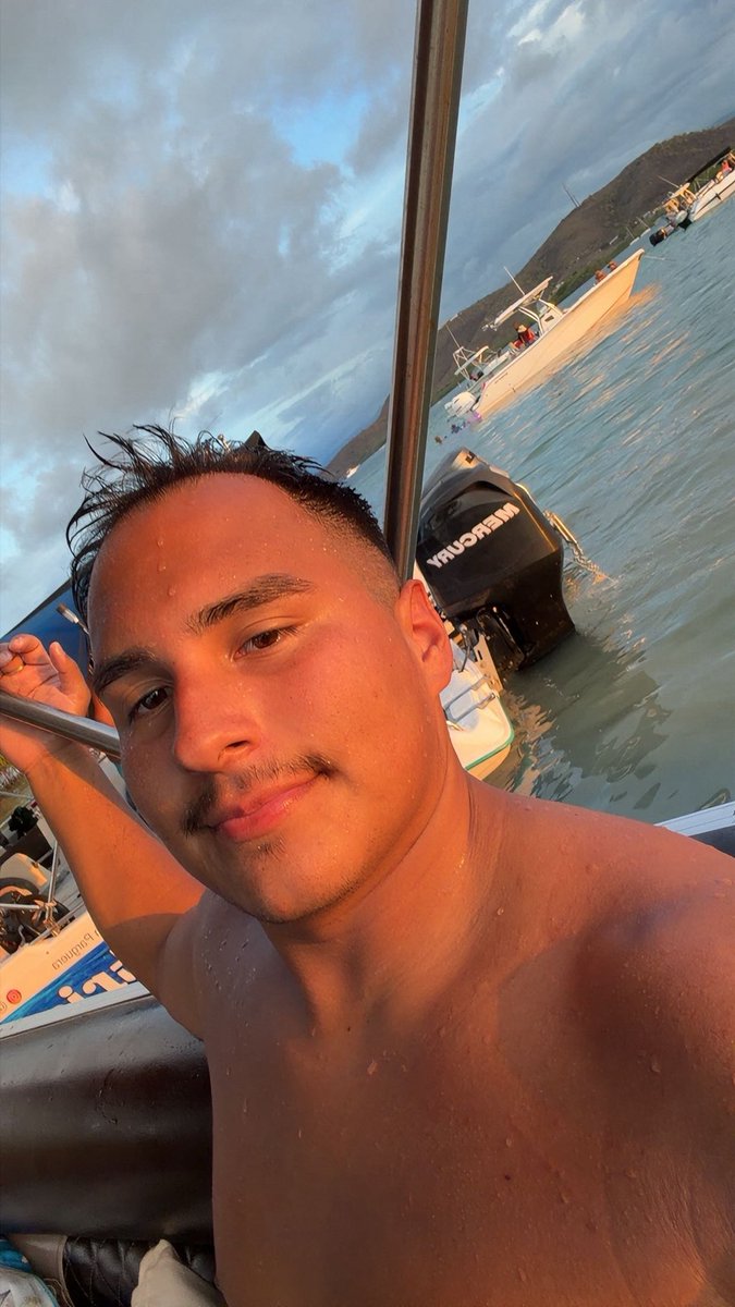 StephonRamos's tweet photo. boat day 🚤 https://t.co/B7qXrxLbV9