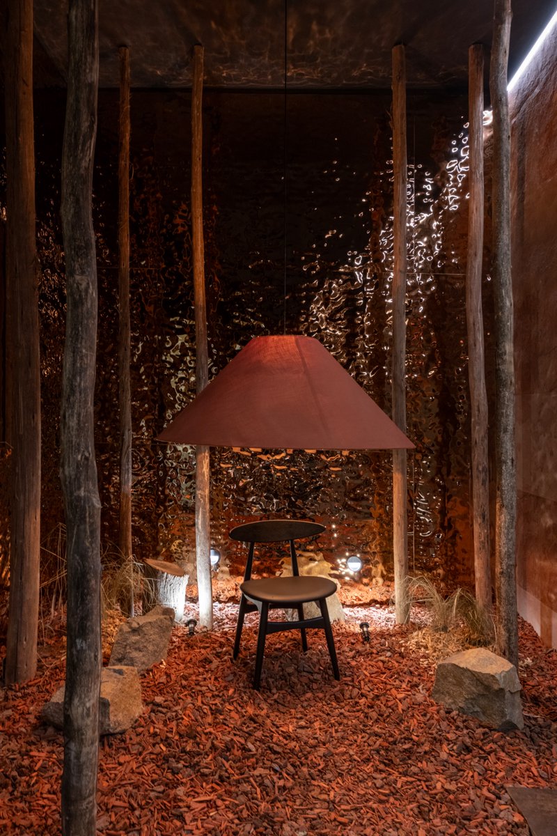 CASACORPERU's tweet photo. Inmanencia es un loft donde la arquitectura nace desde cero para construir una atmósfera total. El recorrido inicia al atravesar un bosque de eucaliptos que prepara una transición sensorial hacia un interior contenido y cálido. 

Inmanencia por Mario Mogollón para CASACOR Perú https://t.co/KFjnw9Om8J