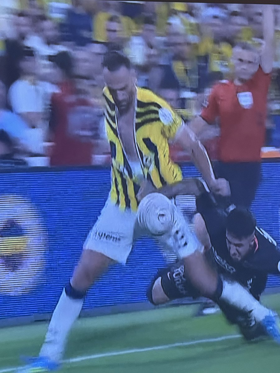 ajansfenercom's tweet photo. Halil Umut Meler bu pozisyonda faulü Beşiktaş lehine verdi 🤣 https://t.co/hMhG9aYHft