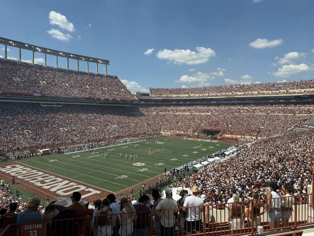 CJVogel_OTF's tweet photo. Final in Austin. 

#5 Texas defeats Texas State 59–7.

The Longhorns are 1–0 on the season.  

• Manning: 20/27 for 304 yards, 4 TD and an INT
• Wingo: 7 rec. 121 yards, TD
• Coleman: 3 rec. 70 yards, 2 TD
• Biles: FF and INT
• Littleton: defensive TD

OTF: https://t.co/y4tsBZDxxs