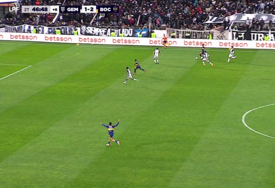 PadreBostero's tweet photo. No puedo creer que le hayan dado la 7 a un tipo que jugo dos partidos en todo el año.

Tuvo todo el tiempo de mundo para darsela a Flores que estaba solo,ademas después de esta jugada vino el empate,que bronca. https://t.co/9mhDOvply3