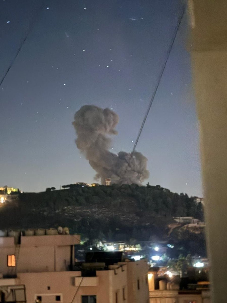 soupalestina's tweet photo. 🇮🇱🏴☠️💥🇱🇧 As imagens mostram a destruição em Nabatieh Al-Fawqa, no sul do Líbano, após uma série de ataques aéreos dos terroristas invasores israelenses, contra zonas residenciais da cidade.
As forças de terroristas de ocupação israelenses lançaram uma onda de ataques aéreos pesados contra várias cidades e vales no sul do Líbano, deixando vários civis e pelo menos um socorrista feridos.
Segundo relatos locais, aviões de guerra israelenses realizaram múltiplos ataques contra a cidade de Nabatieh al-Fawqa, bem como ataques perto de Kfar Rumman, nas proximidades de Al-Jabbour e no vale de Wadi Ain al-Tineh.
Na cidade de Al-Ramadiya, um ataque feriu várias pessoas, incluindo um paramédico da Associação de Saúde de Risala.
Outros ataques aéreos israelenses atingiram a cidade de Mayfadoun, onde fontes locais confirmaram mais feridos, enquanto as equipes de resgate continuam a atuar no local.