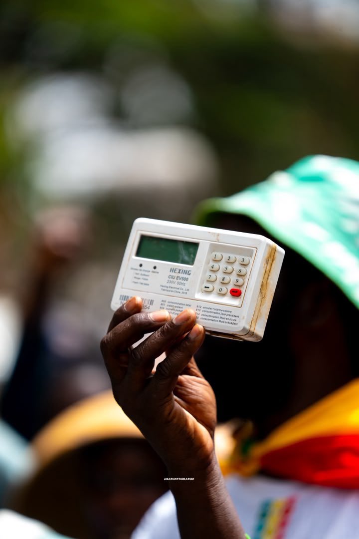 bathiedrizzy's tweet photo. COMMUNIQUÉ DE REMERCIEMENT
#30JoursPourLeJustePrix : une mobilisation citoyenne pacifique et responsable

Le Collectif #30JoursPourLeJustePrix tient à adresser ses sincères remerciements à l’ensemble des Sénégalaises et des Sénégalais qui ont répondu présents à l’appel à la Marche des Paniers Vides.

Au-delà de toute appartenance, de toute considération politique, sociale ou autre, des citoyens de tous horizons se sont mobilisés autour d’une même préoccupation : l’intérêt supérieur du peuple sénégalais et la défense du pouvoir d’achat.

Cette mobilisation a démontré une nouvelle fois que les Sénégalais savent se faire entendre avec responsabilité, dignité et pacifiquement.

Le Collectif se félicite du déroulement de la marche, qui s’est tenue dans un esprit de responsabilité, de respect et de citoyenneté.

Nous adressons également nos remerciements particuliers à Monsieur le Préfet, pour l’autorisation accordée à cette mobilisation citoyenne, ainsi qu’aux forces de défense et de sécurité, dont l’accompagnement et la présence ont contribué au bon déroulement et à la sécurité de la marche.

Nos remerciements vont également à l’ensemble des journalistes et professionnels des médias, qui ont assuré une couverture importante de cette mobilisation et permis de porter la voix des citoyens au-delà du rassemblement.

À toutes celles et tous ceux qui ont marché, témoigné, partagé, soutenu ou simplement prêté une oreille attentive à cette démarche : merci.

Votre participation démontre que la question du juste prix et du pouvoir d’achat est une préoccupation qui dépasse les clivages et concerne l’ensemble de la société sénégalaise.

La marche est terminée, mais le combat et la sensibilisation continuent 

Le Collectif #30JoursPourLeJustePrix poursuivra son travail d’information, de sensibilisation et de mobilisation citoyenne, dans un esprit constructif, pacifique et responsable.

Aujourd’hui, les Sénégalais se sont exprimés.�Leur voix mérite d’être entendue.
#30JoursPourLeJustePrix�#MarcheDesPaniersVides�#PouvoirDAchat�#JustePrix�#Sénégal