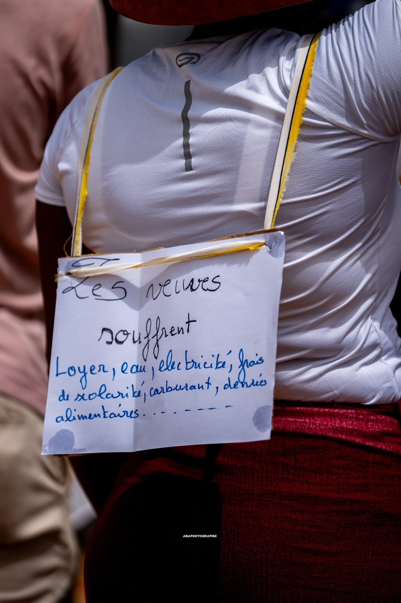 bathiedrizzy's tweet photo. COMMUNIQUÉ DE REMERCIEMENT
#30JoursPourLeJustePrix : une mobilisation citoyenne pacifique et responsable

Le Collectif #30JoursPourLeJustePrix tient à adresser ses sincères remerciements à l’ensemble des Sénégalaises et des Sénégalais qui ont répondu présents à l’appel à la Marche des Paniers Vides.

Au-delà de toute appartenance, de toute considération politique, sociale ou autre, des citoyens de tous horizons se sont mobilisés autour d’une même préoccupation : l’intérêt supérieur du peuple sénégalais et la défense du pouvoir d’achat.

Cette mobilisation a démontré une nouvelle fois que les Sénégalais savent se faire entendre avec responsabilité, dignité et pacifiquement.

Le Collectif se félicite du déroulement de la marche, qui s’est tenue dans un esprit de responsabilité, de respect et de citoyenneté.

Nous adressons également nos remerciements particuliers à Monsieur le Préfet, pour l’autorisation accordée à cette mobilisation citoyenne, ainsi qu’aux forces de défense et de sécurité, dont l’accompagnement et la présence ont contribué au bon déroulement et à la sécurité de la marche.

Nos remerciements vont également à l’ensemble des journalistes et professionnels des médias, qui ont assuré une couverture importante de cette mobilisation et permis de porter la voix des citoyens au-delà du rassemblement.

À toutes celles et tous ceux qui ont marché, témoigné, partagé, soutenu ou simplement prêté une oreille attentive à cette démarche : merci.

Votre participation démontre que la question du juste prix et du pouvoir d’achat est une préoccupation qui dépasse les clivages et concerne l’ensemble de la société sénégalaise.

La marche est terminée, mais le combat et la sensibilisation continuent 

Le Collectif #30JoursPourLeJustePrix poursuivra son travail d’information, de sensibilisation et de mobilisation citoyenne, dans un esprit constructif, pacifique et responsable.

Aujourd’hui, les Sénégalais se sont exprimés.�Leur voix mérite d’être entendue.
#30JoursPourLeJustePrix�#MarcheDesPaniersVides�#PouvoirDAchat�#JustePrix�#Sénégal