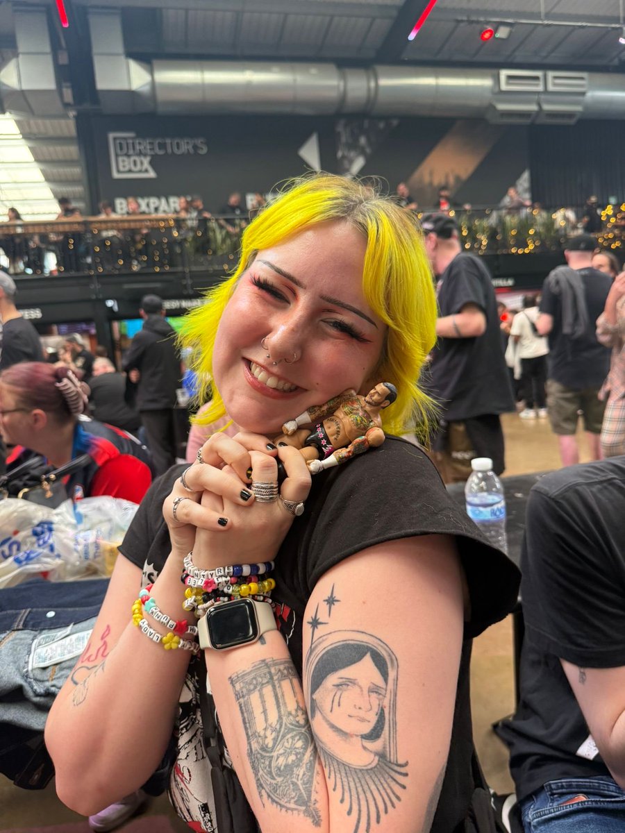 yellowhairdpunk's tweet photo. this is who runs this account 😋💛 https://t.co/ikFOk4c0R1
