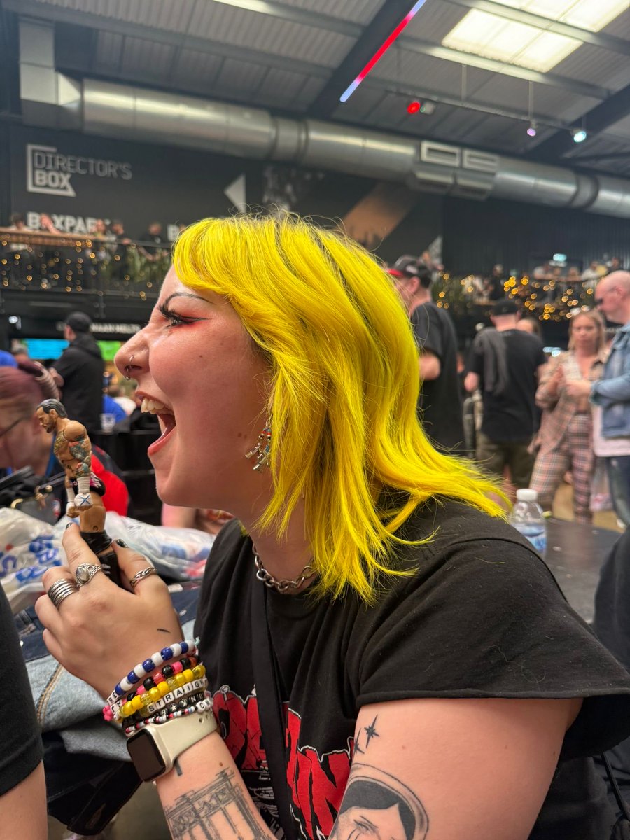 yellowhairdpunk's tweet photo. this is who runs this account 😋💛 https://t.co/ikFOk4c0R1