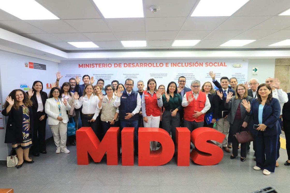 CInclusionFMPAA's tweet photo. La presidenta de la Comisión de Inclusión Social del @congresoperu, @flormezar, participó en una mesa técnica de trabajo junto a los ministros de Salud y de Desarrollo e Inclusión Social, así como representantes de otras entidades, para abordar acciones frente a la anemia. https://t.co/ceYv2txwBR