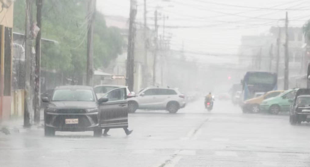 Expedientes_ec's tweet photo. 🌡️ | La OMM prevé un fenómeno de El Niño muy fuerte, con efectos en los patrones climáticos globales al menos hasta febrero. Sequías, inundaciones y olas de calor amenazan la agricultura y la seguridad alimentaria.
https://t.co/kqpBI2LYH2
#ElNiño #Clima #OMM https://t.co/EiLbZAN7xU