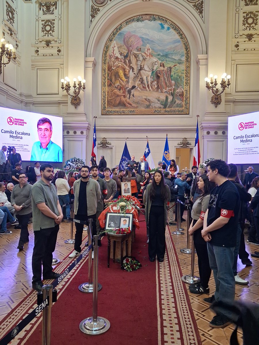 hugomarivil's tweet photo. Acompañando a Camilo Escalona (Qepd)  en ExCongreso Nacional .
Un Animal Politico y buen Democrata .
#HastaSiempreCamilo hijo de un #Obrero  #Panificador q llego a ser Presidente del Senado de Chile 🇨🇱. https://t.co/pbaGVfaXQ9