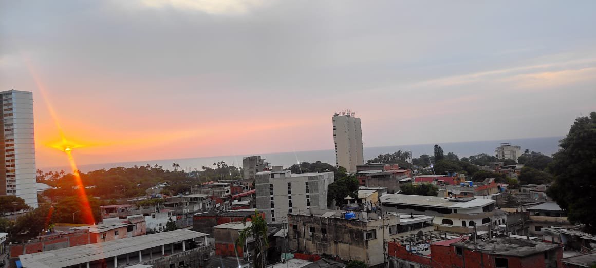 mariayssa's tweet photo. Un rayo de esperanza. Tarde de Naiguata 🌅 https://t.co/FUPzIfAg8f