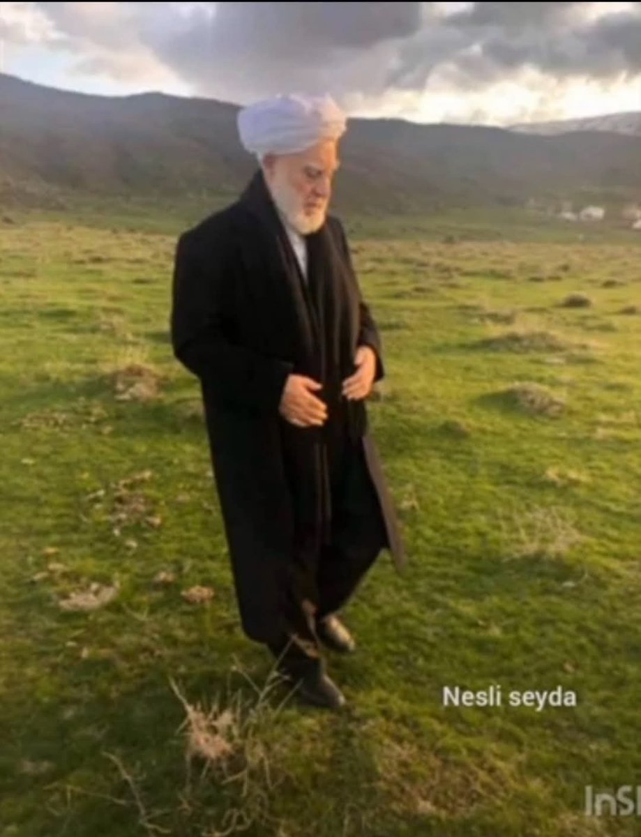 ozguradamm1's tweet photo. “ZALİME İÇİRECEK KAHVEM YOK!”

BİR YİĞİT!

Mekânın cennet olsun, Efendiler Efendisi ﷺ Efendimiz’in ahiretteki yol arkadaşlarından olasın. Allah (c.c.) sana cennetin en güzel makamı olan Firdevs-i Âlâ’yı nasip eylesin. İnşallah… Elfü elfi âmin. 🤲

1.

KHK sivil soykırımı sürecinde hep kötü örnekleri duyduk. Ancak bu yiğit Anadolu evladı, Şeyh Nureddin Mutlu, bu süreçte gösterdiği cesur ve onurlu tavırla güzel bir örnek ortaya koymuştur.

Meşhur zalim, zulümlerine destek vermesi amacıyla kendisini ziyaret etmek istediğinde, “Zalime içirecek kahvem yok!” diyerek bu ziyareti reddetmiştir.

2.

Böylece, büyük bir zalim ve aynı zamanda büyük bir hırsız olarak nitelendirilen kişinin ziyaret talebini açıkça geri çevirmiştir.

Dahası, zulümler başladığında Türkiye’deki birçok dinî cemaat liderine mektuplar yazarak bu zulme destek olmamaları gerektiğini ifade etmiştir.

Bu yaşananların “iki kardeş arasında cereyan eden bir kavga” olmadığını, bunun aksine iman ile küfür arasında cereyan eden bir mücadele olduğunu belirtmiştir.

3.

Ancak bütün bu uyarılarına rağmen beklediği karşılığı alamadığını ve kendisine herhangi bir dönüş yapılmadığını ifade etmiştir.

Buna rağmen, yaşanan süreçte mazlumların yanında durmaya devam etmiş ve bu tavrının ahirette, inşallah, kurtuluşuna vesile olacağını belirtmiştir.

Zalimin yanında yer almayan, zulme ortak olmayan ve mazlumun yanında duran bu güzel Allah dostuna Allah rahmetiyle muamele eylesin.

Rabbim kendisini makamların en güzeliyle mükâfatlandırsın, ahirette Efendimiz ﷺ’e komşu eylesin.

Mekânın cennet olsun yiğit Anadolu evladı…
Rabbim seni Firdevs-i Âlâ ile mükâfatlandırsın. 🤲

Elfü elfi âmin…

@DIBMehmetGormez
@DIBAliErbas
@AhmetAkgunduz
@ProfDrKaraman
@c_ahmethoca
@hayatiinanc
@muhabbet_kapisi
@CevatAksit
@osmannuritopbas
@nurettinyildiz
@m_eminyildirim
@ihsansenocak
@HasemiErol
@mehmedimyldz
@nihatipoglu
@hayalhanemistan
@sozler_kosku
@AliRizaDemircan
@OsmanYeken
@Nur_talebesiyiz
@sorularlarisale
@bediuzzamannn
@rnkutuphanesi
@feyyazder
@nurpenceresi
@RisaleHaber
@Bediuzzaman_
@sozler_kosku
@nur_deryasii
@gulecyuzk 
@yeniasya 
@Bediuzzaman_
@gulecyuzk2