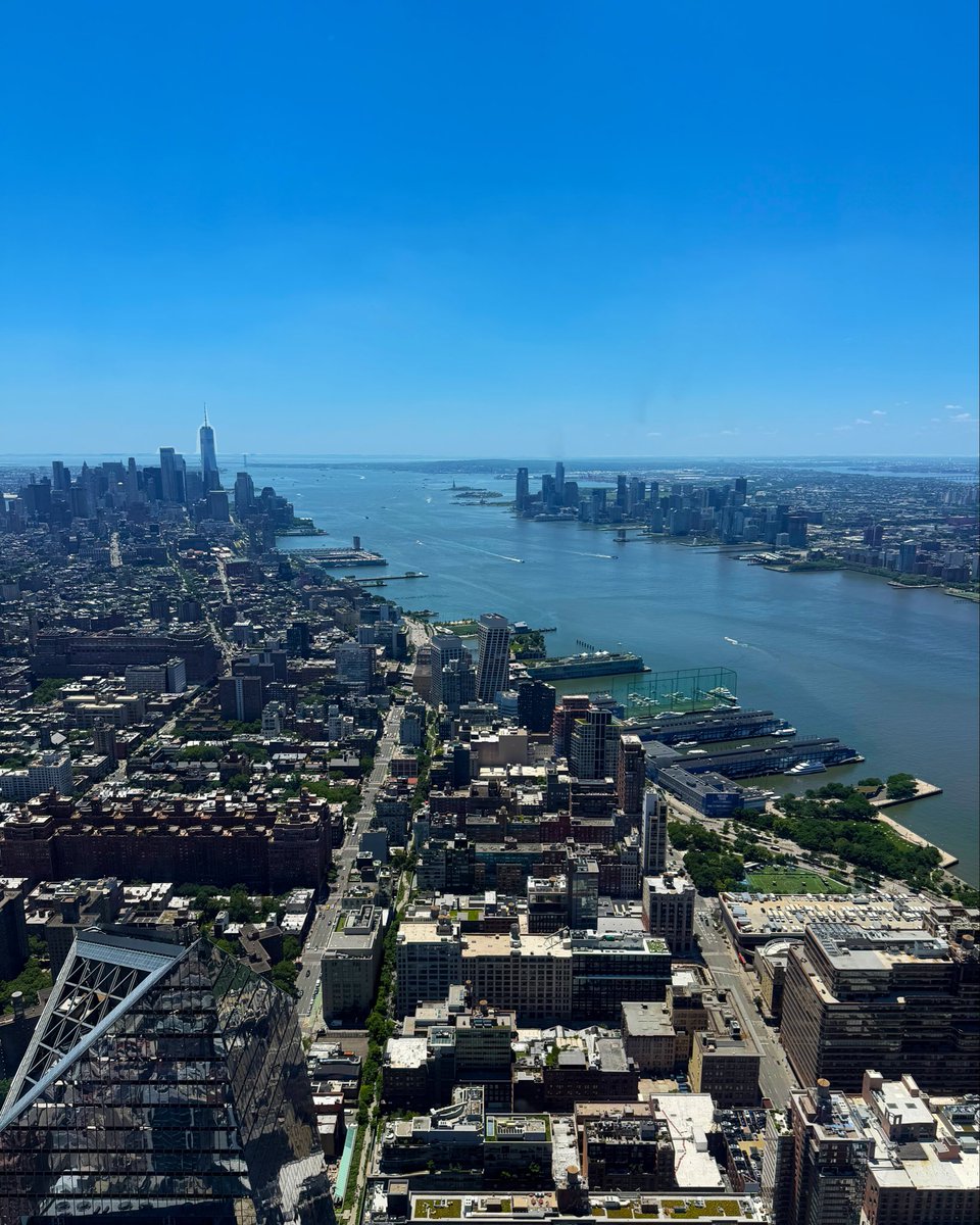 EDRYCreative's tweet photo. Concrete, glass, and one very blue sky.
#nyc #skyline #newyorkcity #aerial #photography #edrycreative https://t.co/xllYikB1c1