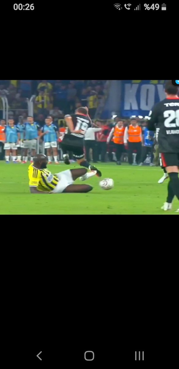 gercek1905's tweet photo. Bu Pozisyonları görmüyor,hiç olmamış gibi davranıp,
Tartışmalı ve PENALTI olmadığını yorumcuların çoğunluğu söylerken,iki Penaltımız verilmedi deyip tepki koymak,nasıl bir şey? https://t.co/7JRQFqD95u