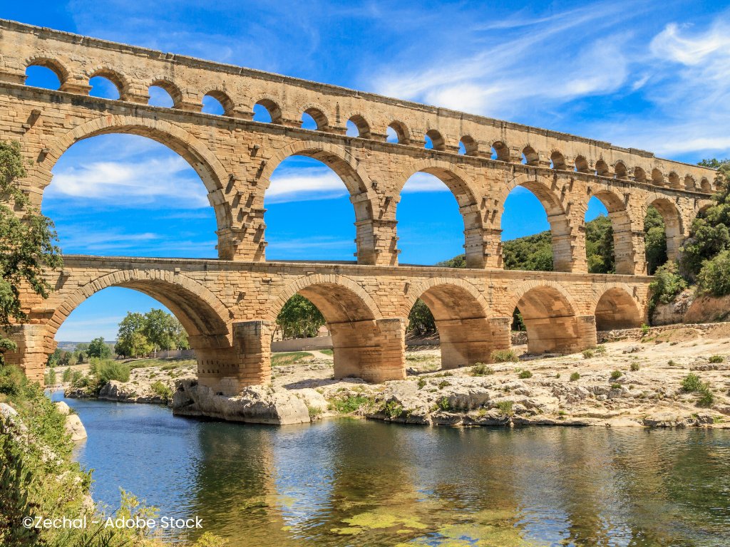 ExploreFranceJP's tweet photo. 🇫🇷2000年前の水道橋が、今もこの姿で。

南フランスを流れるガルドン川に架かる、ポン・デュ・ガール🏛️🌿

古代ローマ時代、ユゼス近郊の水源からニームまで、約50kmにわたって水を運んだ水道の一部として築かれました。

高さ49m、3層のアーチが重なる姿は、実用のための建築でありながら、驚くほど軽やか✨

約2000年前の技術と美しさを今に伝える、ユネスコ世界遺産です。
#ExploreFrance