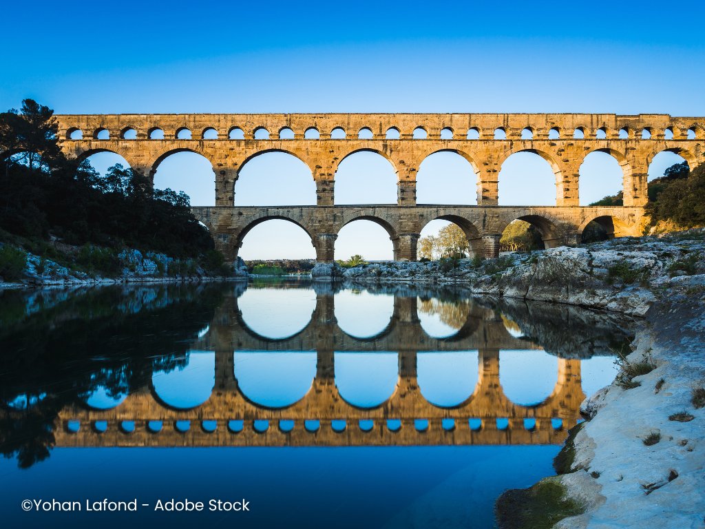 ExploreFranceJP's tweet photo. 🇫🇷2000年前の水道橋が、今もこの姿で。

南フランスを流れるガルドン川に架かる、ポン・デュ・ガール🏛️🌿

古代ローマ時代、ユゼス近郊の水源からニームまで、約50kmにわたって水を運んだ水道の一部として築かれました。

高さ49m、3層のアーチが重なる姿は、実用のための建築でありながら、驚くほど軽やか✨

約2000年前の技術と美しさを今に伝える、ユネスコ世界遺産です。
#ExploreFrance
