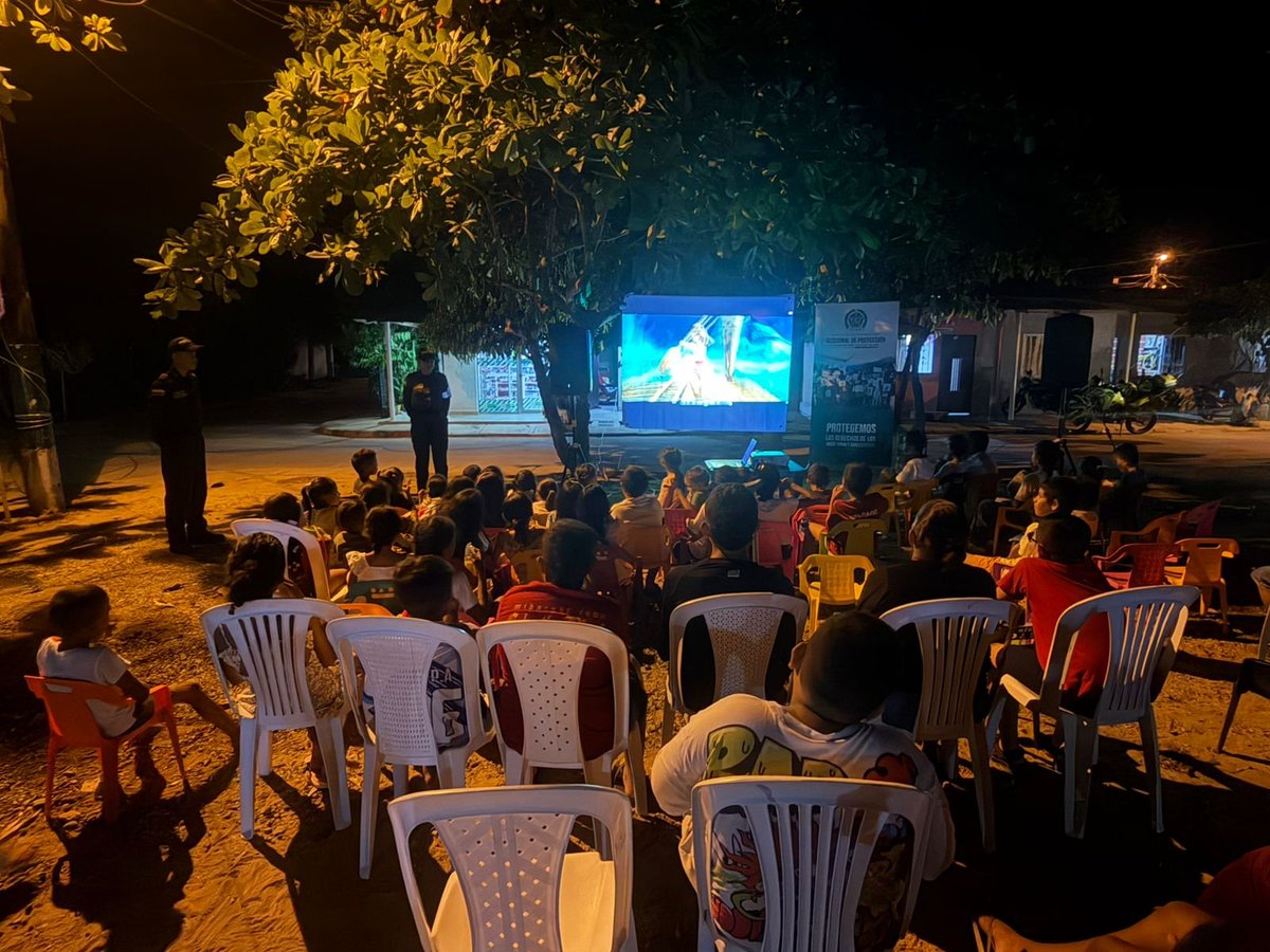 PoliciaDECOR's tweet photo. 📍#Montelíbano | Nuestra @PoliciaColombia, a través de @ProteccionPonal, llevó una Tarde de Cine al barrio San Rafael, generando un espacio de integración para niños, niñas y adolescentes, orientado al aprovechamiento adecuado del tiempo libre y al fortalecimiento de la sana convivencia.

Durante la jornada también se brindaron recomendaciones sobre autocuidado, prevención de delitos sexuales y protección de derechos, promoviendo entornos seguros y reforzando el acompañamiento institucional a la niñez y adolescencia del municipio. #DiosYPatria

¡Proteger a nuestros niños, niñas y adolescentes es compromiso de todos!