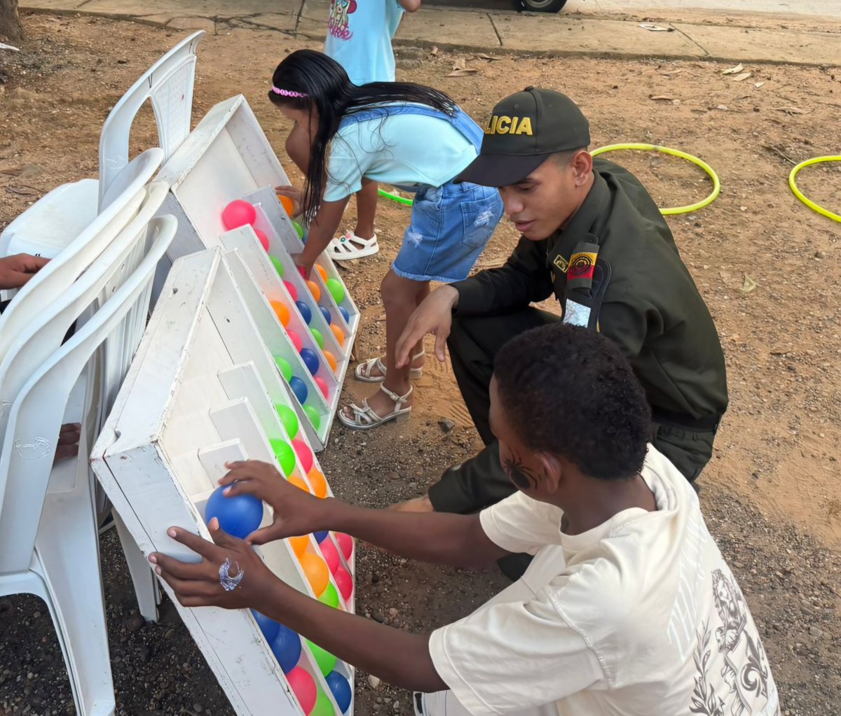 PoliciaDECOR's tweet photo. 📍#Montelíbano | Nuestra @PoliciaColombia, a través de @ProteccionPonal, llevó una Tarde de Cine al barrio San Rafael, generando un espacio de integración para niños, niñas y adolescentes, orientado al aprovechamiento adecuado del tiempo libre y al fortalecimiento de la sana convivencia.

Durante la jornada también se brindaron recomendaciones sobre autocuidado, prevención de delitos sexuales y protección de derechos, promoviendo entornos seguros y reforzando el acompañamiento institucional a la niñez y adolescencia del municipio. #DiosYPatria

¡Proteger a nuestros niños, niñas y adolescentes es compromiso de todos!