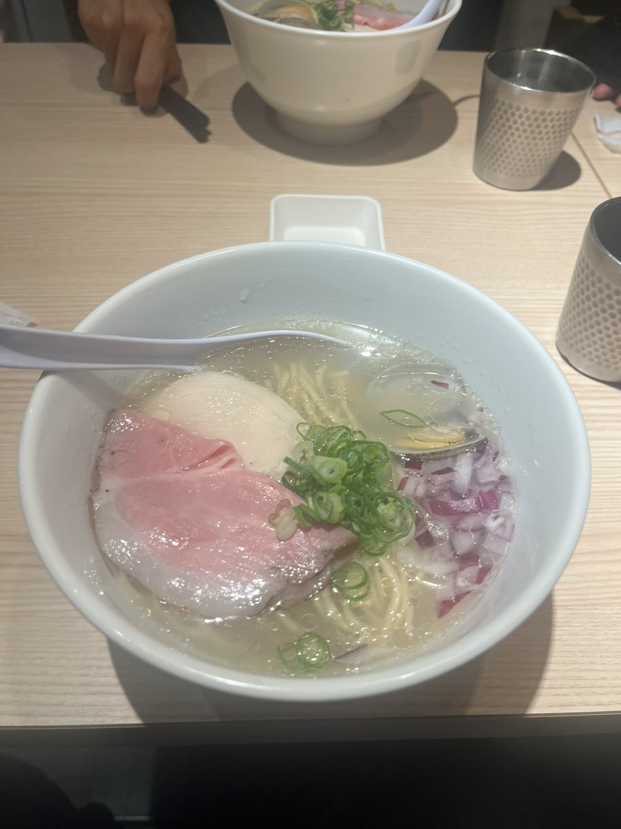 kuru_raf's tweet photo. 馬刺しを喰らい、散歩をして、クラブに行くが、女を確保する気概もなく謎のドイツ人にたくさん酒を飲まされ踊り狂い、締めに死ぬほど美味いラーメンを食って帰る幸せな1日。こんな日が大好きだ僕は。13時から出勤くそ https://t.co/cq4kWY1htI