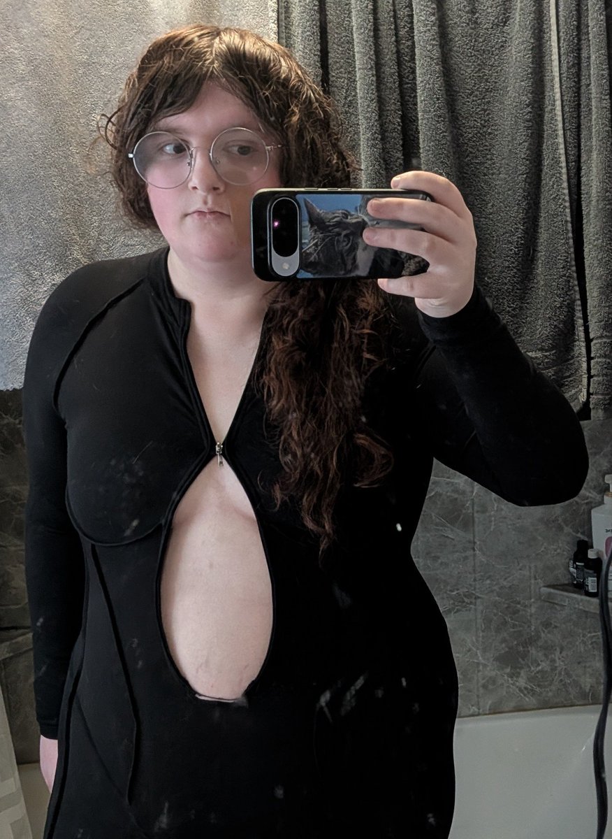 pyfragoras's tweet photo. the underboob goes a little crazy tho https://t.co/dNr4GvLhbm