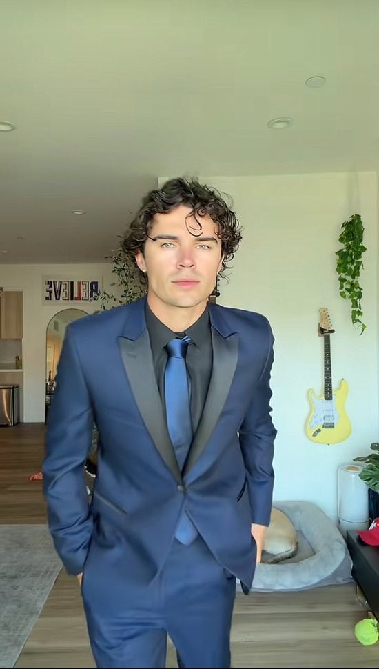 kkisannoyed's tweet photo. Just woke up to see nic going to the emmys 

#NicVansxCreativeArtsEmmys https://t.co/ELcJKjJcbu