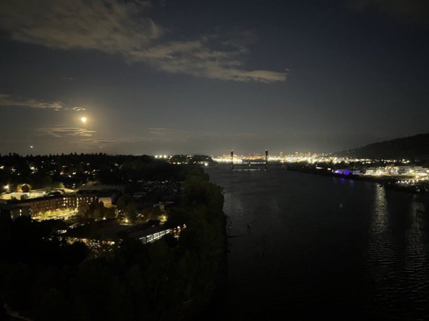 EricWinnix234's tweet photo. @orphandropkicke @ivyphobic Look at this beautiful picture of Portland. Isn’t it lovely? https://t.co/Qwdn2Q919Z
