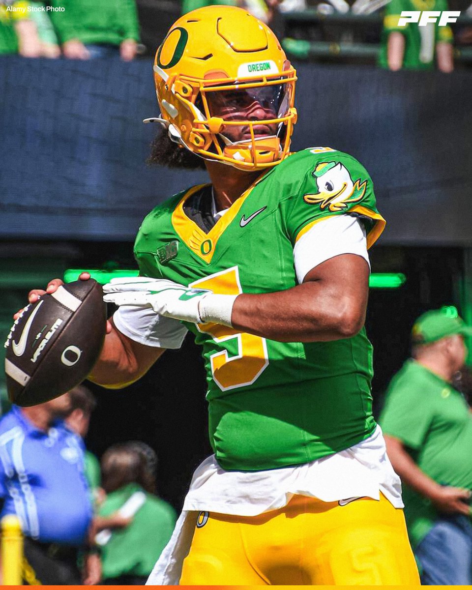 PFF_College's tweet photo. Oregon QB Dante Moore vs Boise State:

🦆 28/37
🦆 378 YDS
🦆 3 TDS
🦆 0 INTS

@oregonfootball https://t.co/RsbhjI5XFz