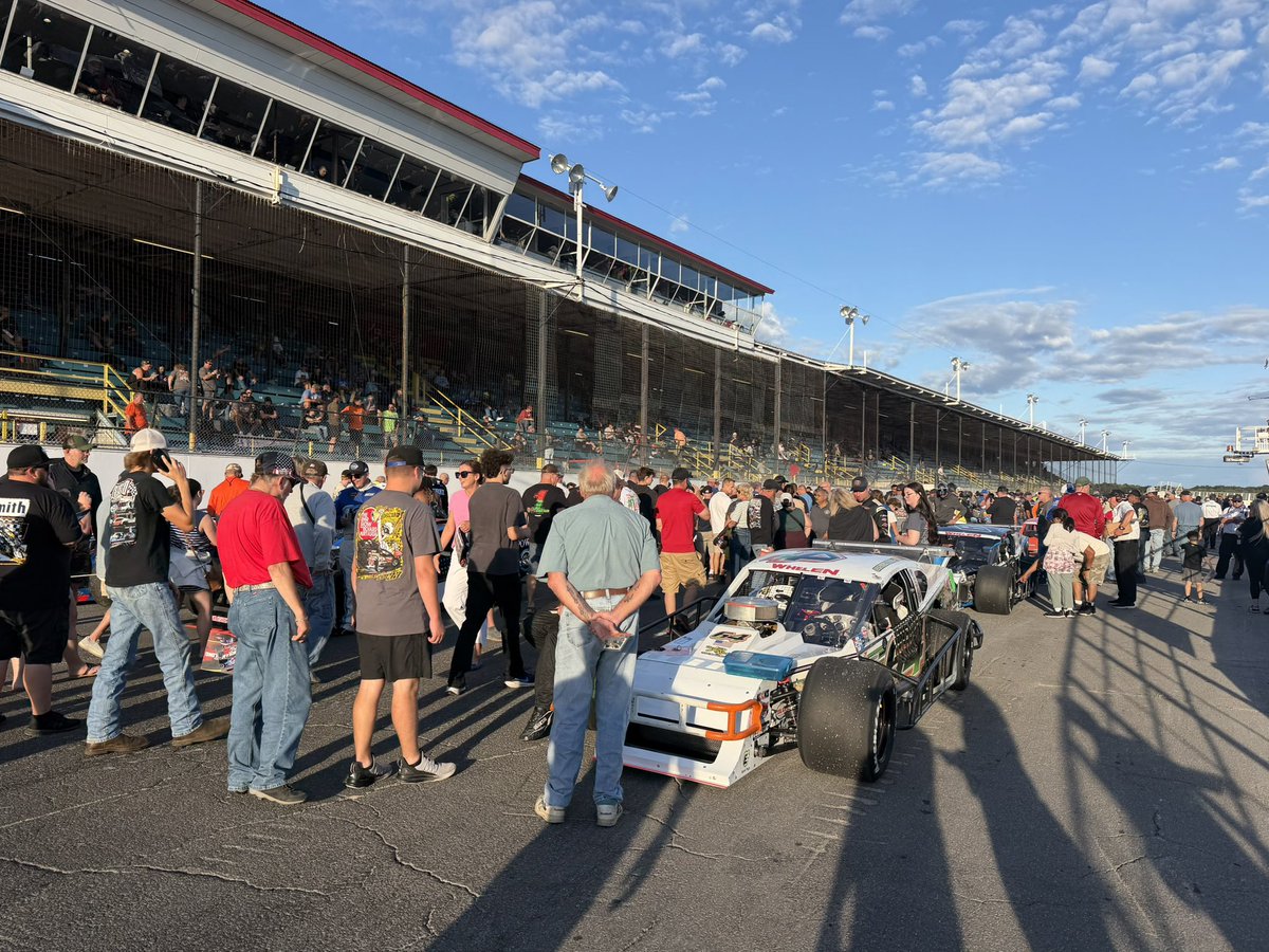 OswegoSpeedway's tweet photo. ☀️ Gorgeous night at the Steel Palace! The autograph session is in the books, and the XMR Sportsman Modified feature is now rolling!
#SteelPalace | #BudClassicWeekend70 | #ModifiedMadness https://t.co/OwpWUSxct0