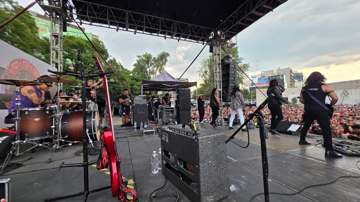 MetroCDMX's tweet photo. El cierre de actividades por el #57AniversarioMetro estuvo a cargo de #Interpuesto, quienes con su rock urbano hicieron vibrar, bailar y disfrutar a las personas asistentes en la Glorieta de Insurgentes.
¡Gracias por acompañarnos y ser parte de la celebración de #57AñosEnMovimiento del transporte más importante en la Ciudad de México!