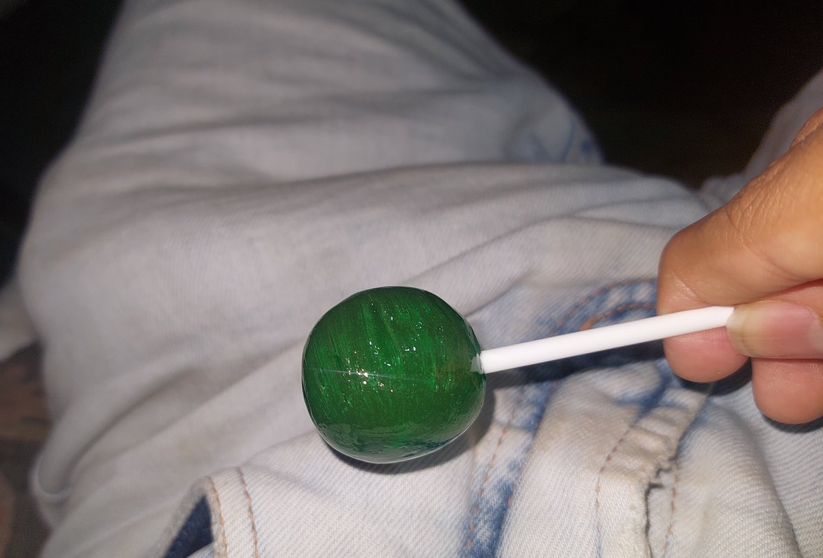 gyrobolas's tweet photo. Eu amooo esse pirulito de maça verde💚
#PINTOSAWARDS #novinho #mineiro https://t.co/9L0Vs4rgU4