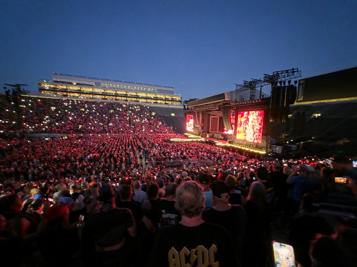 mdmcv66's tweet photo. @acdc @ChristieGoodwin Thank you for playing in a special historical place for 60k fans.  It was loud and it rocked!   🤘🤘 https://t.co/zhEfGujmNU