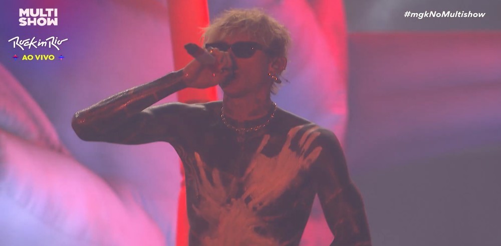 g1's tweet photo. MGK enfrenta apatia e hostilidade da plateia com pop punk emotivo e sem graça em sua estreia no Rio #g1norockinrio https://t.co/iQWDXXdoL6 https://t.co/l9HHYF9Wsu