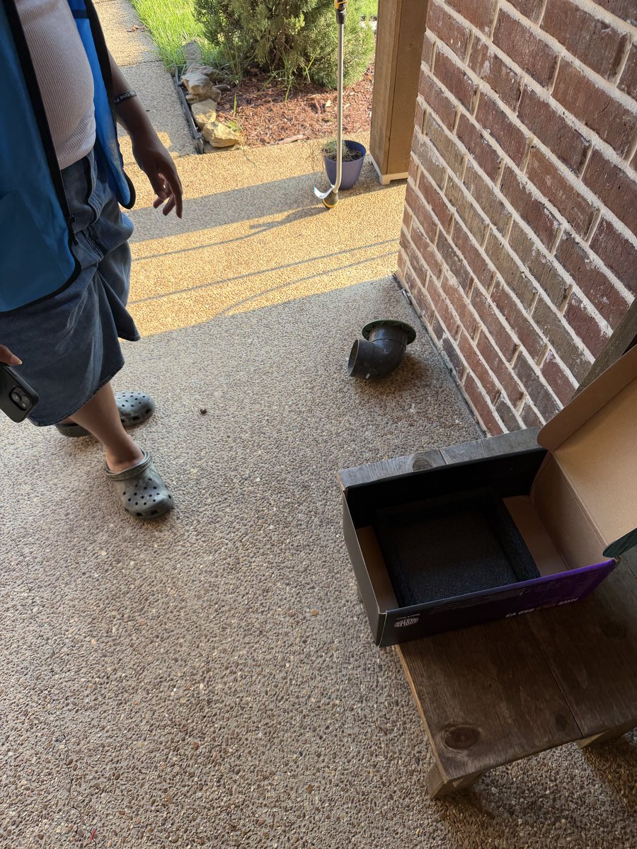 tinytsax's tweet photo. @amazon @AmazonHelp wtf is this. Shipped without a box and arrived empty. Opened in front of associate. Contact support and then told to wait a week for an “investigation” while I’m waiting on the product while you hold my money til then over your own mistake.  Make it make sense https://t.co/Fbx9wsPbtE
