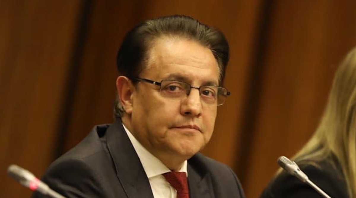 conejo_oligarca's tweet photo. Imagínate perder la vida luchando por una causa noble y justa... Y semanas después de tu asesinªto, TU ESPOSA se comunique con la pareja de uno de tus presuntos asesinºs, refiriéndose a ti cómo "el mu3rto"...

Yo no descansaría en paz. Qué pena que a Don Fernando, su viuda alegre, no le deje descansar en paz tampoco 🫩