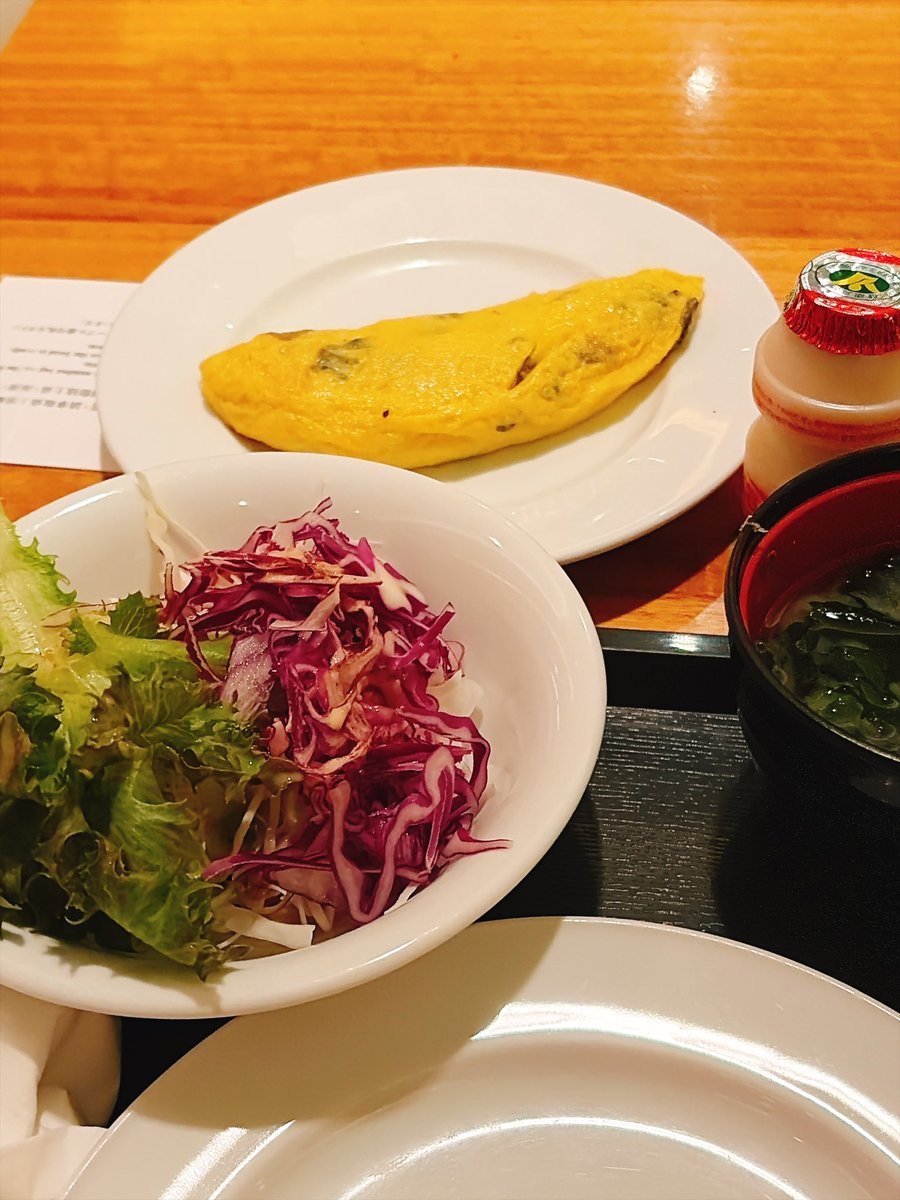 8787Little's tweet photo. 朝食ビュッフェでライ��キッチンのオムレツあるとつい頼んでしまうタイプ…キノコとチーズたっぷりで美味しい、明日の朝も絶対食べる https://t.co/61lz8UqKgd