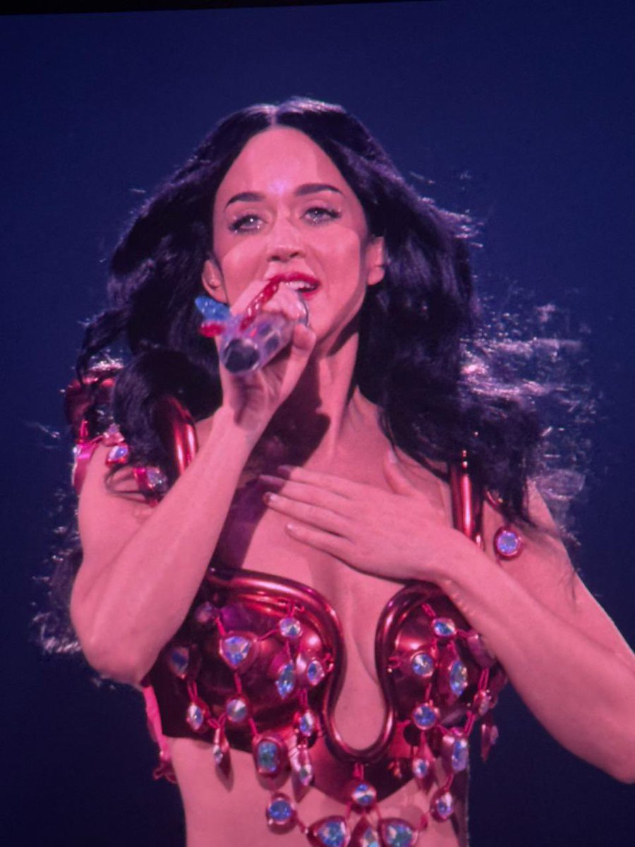 coverdaisies's tweet photo. EU VOU AMAR A KATY PERRY POR TODA A MINHA VIDA https://t.co/YROCNcoHcS