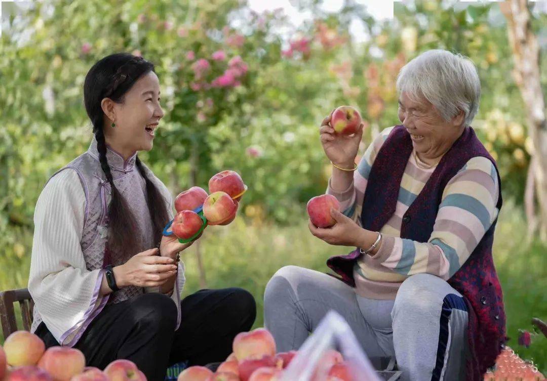 CynthiaAndtshm's tweet photo. Neighborly win! Shared homemade apple pies with Mrs. Lee next door today—she brought me fresh veggies from her garden last week. Small kindnesses make our block feel like home! https://t.co/Iyyr34qRwu