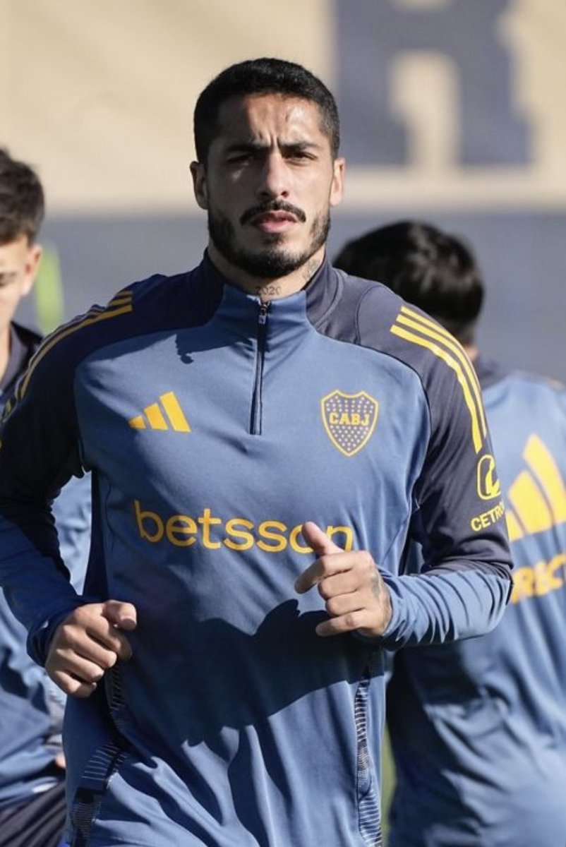 PadreBostero's tweet photo. El hincha de Boca quiere que se vaya Figal desde hace 4 años y hoy fue Capitan.

Este tipo juega cada vez peor,cada vez se manda mas cagadas,no lo puedo ver mas,me genera asco.

TRAIGAN UN CENTRAL @BocaJrsOficial https://t.co/zGgErTpm4H