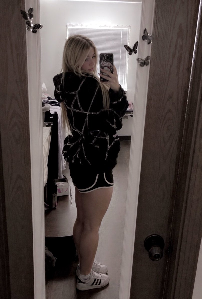 dollygirlxox's tweet photo. HAAAIII 🕷️ i need a new jacket desperately https://t.co/UYyT91EGJl