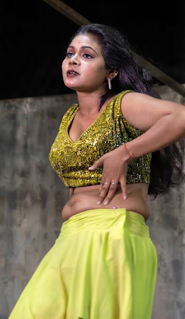 MsManikan3785's tweet photo. Frd 1 :machan innikku un brithday la un vettukku nanga varom da party ready pannu da

Frd 2 :ama machi un thangachi ga dance ada vachi enjoy pannalam da

Frd 3 :na venna dress vankittu varan 

Me :dai ava yen thangachi

Frd 1 :dance thana da ada soluron

Me :kettu pakkuran da https://t.co/kTff4MKY0n