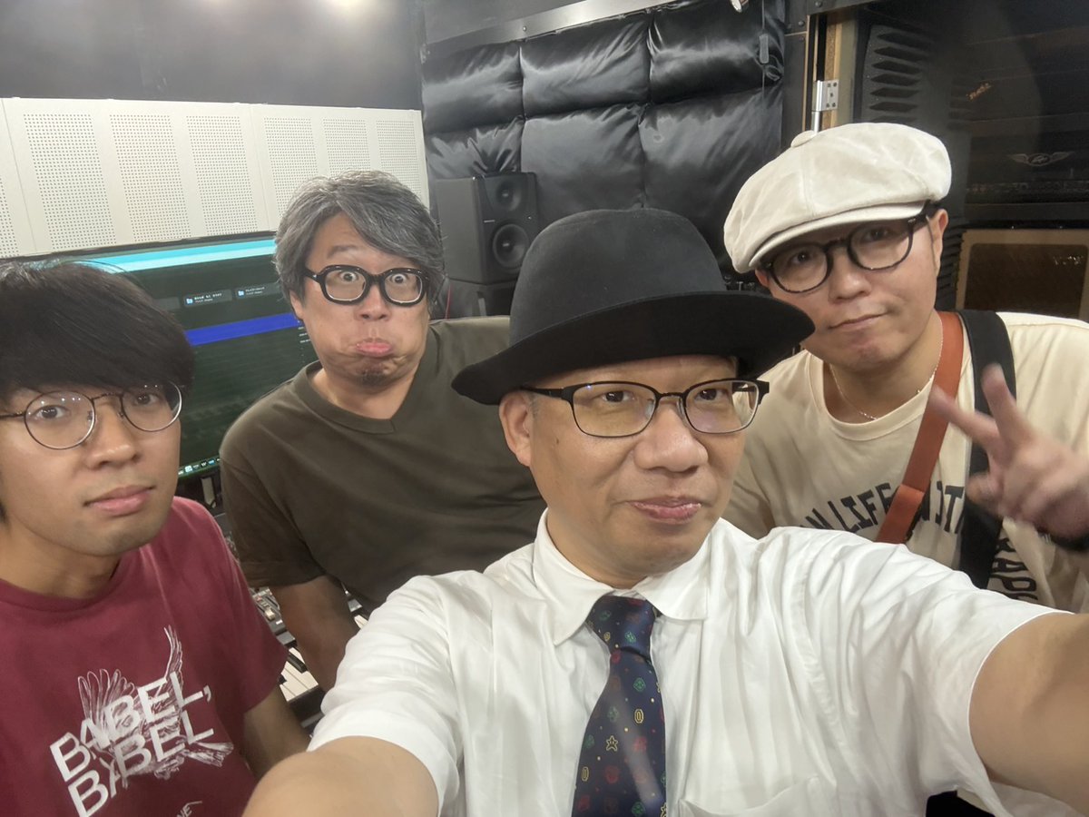 takamaruman's tweet photo. 昨夜は11月の単独公演スタジリハとレコーディング♪
朝から晩まで弾いて歌って良いものができました！
今年の秋は京都で握手をしましょう
 #大歌膝2026
 #いつかきっと
 #全員眼鏡 https://t.co/fvatQMYb5D