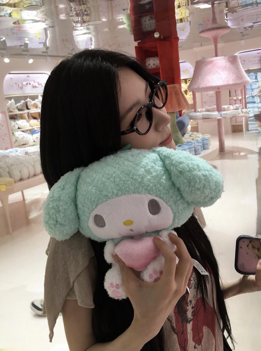 sugaricherry's tweet photo. pov: we’re on a date and I’ve claimed a plushie as our child and already made you take seventeen pictures of me <3 https://t.co/Kg3wRgGfmc