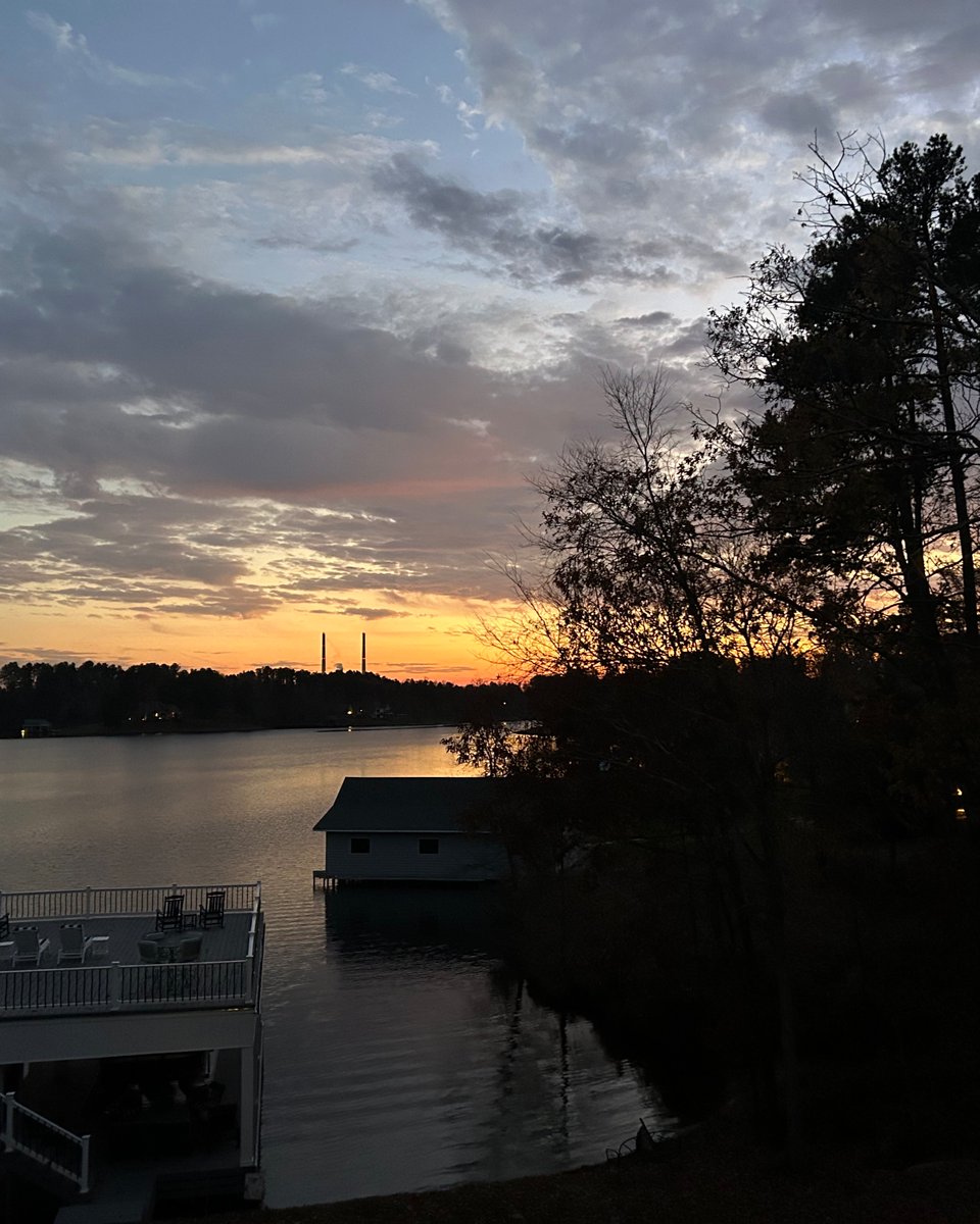 ddunevantre's tweet photo. Can life get any better than watching sunsets on Hyco Lake? 😌🌅

Reach out, and let's find your dream home!
📞 (336) 504-0546
📧 ddunevant@lakehomes.com
👉 My listings: https://t.co/TKqPHI36zG

Lake Homes Realty
1-866-525-3466

#hycolake #hycolakeviews #lakeviews #lakesunsets https://t.co/1B5ID9xw4f