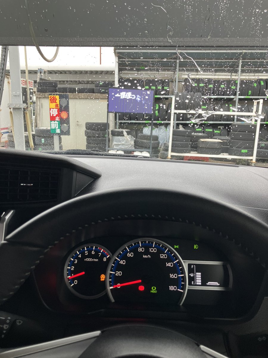 YuthanHunt's tweet photo. 雨の直前に洗車機でお高いコースをかけるのが好きなんです。 https://t.co/62P2y5ZTJO